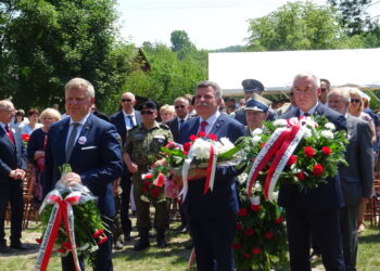 Momina. Uroczystości w rocznicę śmierci Jana Piwnika "Ponurego". Senator Jarosław Rusiecki, poseł Andrzej Kryj, wicewojewoda świętokrzyski Andrzej Bętkowski / Anna Głąb / Radio Kielce