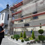 Kościół Podwyższenia Krzyża Świętego w Kazimierzy Wielkiej podczas modernizacji. Proboszcz parafii ks. Janusz Mularz / Kamil Włosowicz / Radio Kielce