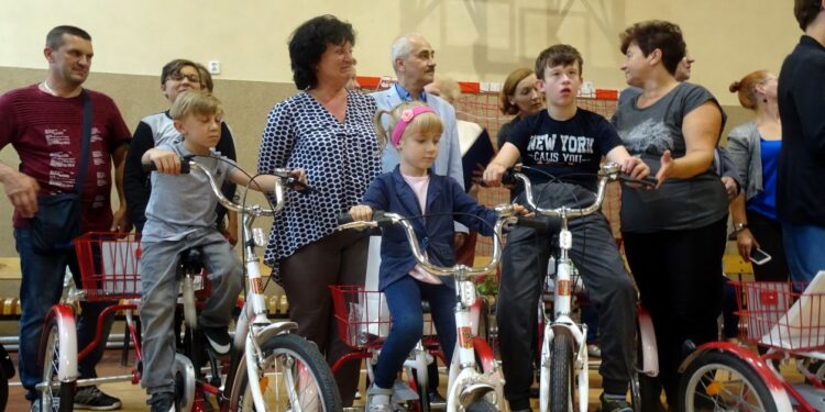 Busko-Zdrój. Otwarcie wypożyczalni rowerów dla osób niepełnosprawnych w Specjalnym Ośrodku Szkolno-Wychowawczym dla Niepełnosprawnych Ruchowo / Kamil Włosowicz / Radio Kielce