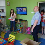 Poseł PiS Anna Krupka i burmistrz Jędrzejowa Marcin Piszczek odwiedzili małych pacjentów szpitala w Jędrzejowie / Ewa Pociejowska-Gawęda / Radio Kielce