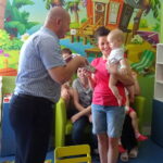 Poseł PiS Anna Krupka i burmistrz Jędrzejowa Marcin Piszczek odwiedzili małych pacjentów szpitala w Jędrzejowie / Ewa Pociejowska-Gawęda / Radio Kielce