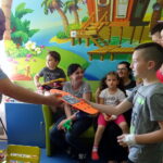 Poseł PiS Anna Krupka i burmistrz Jędrzejowa Marcin Piszczek odwiedzili małych pacjentów szpitala w Jędrzejowie / Ewa Pociejowska-Gawęda / Radio Kielce