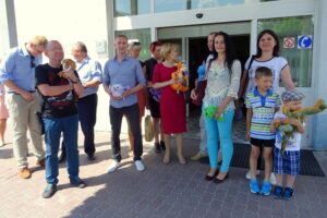 Poseł PiS Anna Krupka i burmistrz Jędrzejowa Marcin Piszczek odwiedzili małych pacjentów szpitala w Jędrzejowie / Ewa Pociejowska-Gawęda / Radio Kielce