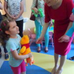 Poseł PiS Anna Krupka i burmistrz Jędrzejowa Marcin Piszczek odwiedzili małych pacjentów szpitala w Jędrzejowie / Ewa Pociejowska-Gawęda / Radio Kielce