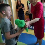 Poseł PiS Anna Krupka i burmistrz Jędrzejowa Marcin Piszczek odwiedzili małych pacjentów szpitala w Jędrzejowie / Ewa Pociejowska-Gawęda / Radio Kielce