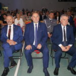 Wojewódzkie zakończenie roku szkolnego w Staszowie. Na zdjęciu, od lewej: Leszek Kopeć, burmistrz Staszowa, Kazimierz Mądzik, świętokrzyski kurator oświaty, Marek Kwitek, poseł PiS, Andrzej Bętkowski, wicewojewoda świętokrzyski, Henryk Ślusarski, szef oświatowej Solidarności / Grażyna Szlęzak-Wójcik / Radio Kielce