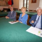 Promocja książki Wiesławy Karczewskiej-Grabias "Przetrwać czas nieludzki". Na zdjęciu od lewej: burmistrz Sandomierza Marek Bronkowski, autorka Wiesława Karczewska-Grabas / Grażyna Szlęzak-Wójcik / Radio Kielce