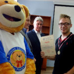 15 najbardziej aktywnych wolontariuszy Fundacji Miśka Zdziśka „Błękitny Promyk Nadziei” z Jędrzejowa otrzymało medale i dyplomy / Ewa Pociejowska-Gawęda / Radio Kielce