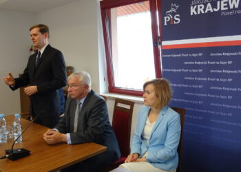 Spotkanie z posłem Jarosławem Krajewskim. Od lewej: Jarosław Krajewski, Krzysztof Lipiec, Anna Krupka / Ewa Pociejowska-Gawęda / Radio Kielce
