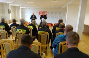 Jędrzejów. Przekazanie sprzętu OSP dla jednostek z gminy Jędrzejów. Na zdjęciu: Mariusz Gosek - sekretarz generalny Solidarnej Polski i burmistrz Jędrzejowa Marcin Piszczek / Ewa Pociejowska - Gawęda / Radio Kielce