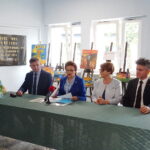18.06.2018 Suchedniów. Rządowe wparcie dla Szkoły Podstawowej nr 1. Skarbnik UM Suchedniów – Urszula Nowak, wiceburmistrz Dariusz Miernik, Wojewoda Agata Wojtyszek, poseł Maria Zuba i senator Krzysztof Słoń / Tomasz Piwko / Radio Kielce
