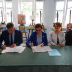 18.06.2018 Suchedniów. Rządowe wparcie dla Szkoły Podstawowej nr 1. Wiceburmistrz Dariusz Miernik, Wojewoda Agata Wojtyszek, poseł Maria Zuba i senator Krzysztof Słoń / Tomasz Piwko / Radio Kielce