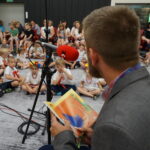 Podsumowanie akcji "Kielce czytają z małym misiem". Bajki dzieciom czyta Łukasz Maj ze Świętokrzyskiego Kuratorium Oświaty / Kamil Król / Radio Kielce