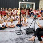 Podsumowanie akcji "Kielce czytają z małym misiem". Bajki dzieciom czyta Lucyna Rurarz z wydawnictwa "Jedność" / Kamil Król / Radio Kielce