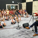 Podsumowanie akcji "Kielce czytają z małym misiem". Bajki dzieciom czyta prezes MAC S.A. Grzegorz Kowalski / Kamil Król / Radio Kielce