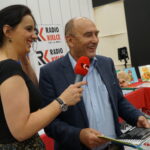 Podsumowanie akcji "Kielce czytają z małym misiem". Magdalena Sitek z Radia Kielce i zastępca prezydenta Kielc Andrzej Sygut / Kamil Król / Radio Kielce