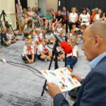 Podsumowanie akcji "Kielce czytają z małym misiem". Bajki dzieciom czyta zastępca prezydenta Kielc Andrzej Sygut / Kamil Król / Radio Kielce