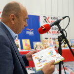 Podsumowanie akcji "Kielce czytają z małym misiem". Bajki dzieciom czyta zastępca prezydenta Kielc Andrzej Sygut / Kamil Król / Radio Kielce