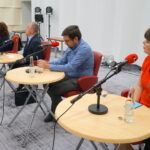 Studio Polityczne Radia Kielce. Od lewej: Krzysztof Słoń, PiS, Marzena Marczewska, PO, Jan Cedro, PSL, Mateusz Żukowski, Nowoczesna, Magdalena Fogiel-Litwinek, Kukiz '15 / Kamil Król / Radio Kielce