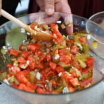 Śniadanie w ogrodzie, które przygotował Grzegorz Russak. Sałatka z ogórków i pomidorów / Kamil Król / Radio Kielce