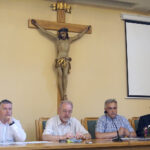 VII edycja Marszu dla Życia i Rodziny w Kielcach - konferencja prasowa. Na zdjęciu od lewej: Władysław Burzawa - kielecki radny, redaktor tygodnika katolickiego „Niedziela”; Tomasz Bogucki - kielecki radny, prezes Katolickiego Stowarzyszenia Rodzin; Włodzimierz Rybczyński z katolickiego „Ruchu Światło-Życie”, ksiądz Mirosław Cisowski - rzecznik Diecezji Kieleckiej / Michał Kita / Radio Kielce