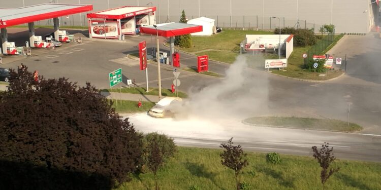 Dwa zastępy strażaków gasiło pożar samochodu osobowego marki Volvo na stacji benzynowej przy alei Solidarności w Kielcach / Słuchacz