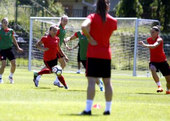 Trening reprezentacji Polski piłkarek nożnych na stadionie przy ul. Szczepaniaka / Jarosław Kubalski / Radio Kielce