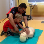 Ratownicy medyczni uczyli dzieci udzielania pierwszej pomocy / Iwona Murawska / Radio Kielce