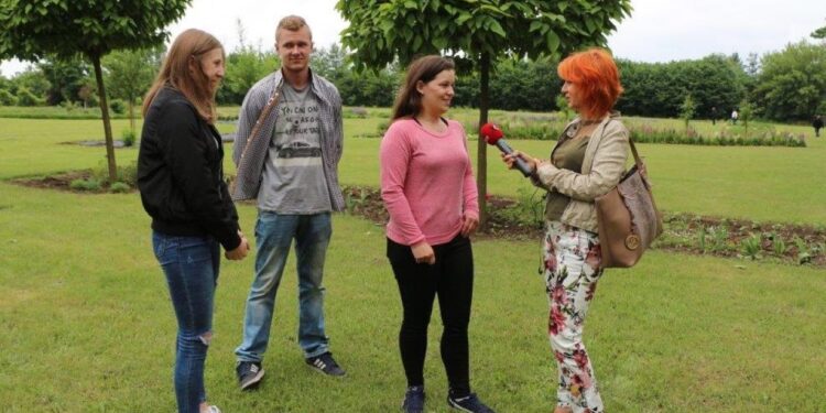 Olimpijczycy szkoły rolniczej  w Sandomierzu. Od lewej: Izabela Michalska, Krystian Gołąb, Paulina Nowakowska w rozmowie z red. Grażyną Szlęzak- Wójcik