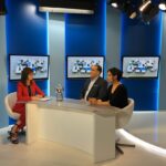 Kielce. Audycja "Głos Dnia" w TVP3 Kielce o pikniku "Jawor u źródeł kultury". Na zdjęciu: redaktor Anna Roży - TVP3 Kielce, Janusz Knap - prezes Radia Kielce i redaktor Magdalena Sitek - Radio Kielce / TVP3 Kielce