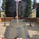 Uroczyste odsłonięcie i poświęcenie tablicy upamiętniającej  rozbrojenie i zlikwidowanie posterunku żandarmerii niemieckiej / Grażyna Szlęzak-Wójcik / Radio Kielce