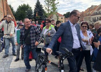 Sandomierz. I Zjazd Fanów „Ojca Mateusza”. Wcielający się w główną rolę aktor Artur Żmijewski wśród fanów / Grażyna Szlęzak - Wójcik / Radio Kielce