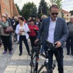 Sandomierz. I Zjazd Fanów „Ojca Mateusza”. Na pierwszym planie aktor Artur Żmijewski grający główną rolę w serialu / Grażyna Szlęzak - Wójcik / Radio Kielce