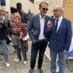 Sandomierz. I Zjazd Fanów „Ojca Mateusza”. Rozmawiają przy mikrofonie burmistrz Sandomierza Marek Bronkowski i aktor Artur Żmijewski / Grażyna Szlęzak - Wójcik / Radio Kielce