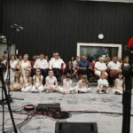 02.05.2018 Radio Kielce. Agata Steczkowska wystąpiła w Studiu Gram z chórem dziecięcym / Jarosław Kubalski / Radio Kielce