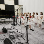 02.05.2018 Radio Kielce. Agata Steczkowska wystąpiła w Studiu Gram z chórem dziecięcym / Jarosław Kubalski / Radio Kielce