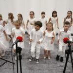 02.05.2018 Radio Kielce. Agata Steczkowska wystąpiła w Studiu Gram z chórem dziecięcym / Jarosław Kubalski / Radio Kielce