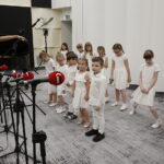 02.05.2018 Radio Kielce. Agata Steczkowska wystąpiła w Studiu Gram z chórem dziecięcym / Jarosław Kubalski / Radio Kielce