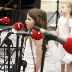 02.05.2018 Radio Kielce. Agata Steczkowska wystąpiła w Studiu Gram z chórem dziecięcym / Jarosław Kubalski / Radio Kielce