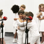 02.05.2018 Radio Kielce. Agata Steczkowska wystąpiła w Studiu Gram z chórem dziecięcym / Jarosław Kubalski / Radio Kielce