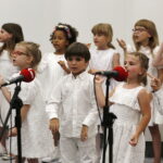 02.05.2018 Radio Kielce. Agata Steczkowska wystąpiła w Studiu Gram z chórem dziecięcym / Jarosław Kubalski / Radio Kielce