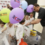 02.05.2018 Radio Kielce. Agata Steczkowska wystąpiła w Studiu Gram z chórem dziecięcym / Jarosław Kubalski / Radio Kielce