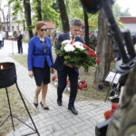 12.06.2018 Kielce. Uroczystości w 99. rocznicę powstania 2 Pułku Artylerii Lekkiej Legionów. Kwiaty pod pomnikiem Pułku składają wojewoda Agata Wojtyszek i senator Krzysztof Słoń / Jarosław Kubalski / Radio Kielce