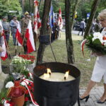12.06.2018 Kielce. Uroczystości w 99. rocznicę powstania 2 Pułku Artylerii Lekkiej Legionów. Kwiaty pod pomnikiem Pułku składa Dorota Koczwańska - Kalita, naczelnik delegatury IPN w Kielcach / Jarosław Kubalski / Radio Kielce