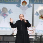 16.06.2018 Daleszyce. Festyn "Bezpiecznie i wesoło z anielską mocą" . Biskup Antoni Długosz / Jarosław Kubalski / Radio Kielce