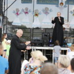 16.06.2018 Daleszyce. Festyn "Bezpiecznie i wesoło z anielską mocą" . Biskup Antoni Długosz / Jarosław Kubalski / Radio Kielce