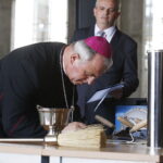 21.06.2018 Kielce. UJK. Wmurowanie kamienia węgielnego pod gmach Centrum Komunikacji Medialnej i Informacji Naukowej. Biskup Jan Piotrowski / Jarosław Kubalski / Radio Kielce