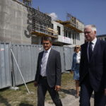 21.06.2018 Kielce. UJK. Wmurowanie kamienia węgielnego pod gmach Centrum Komunikacji Medialnej i Informacji Naukowej. Rektor UJK Jacek Semaniak i wicepremier Jarosław Gowin / Jarosław Kubalski / Radio Kielce