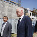 21.06.2018 Kielce. UJK. Wmurowanie kamienia węgielnego pod gmach Centrum Komunikacji Medialnej i Informacji Naukowej. Rektor UJK Jacek Semaniak i wicepremier Jarosław Gowin / Jarosław Kubalski / Radio Kielce