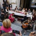 22.06.2018 Kielce. Święto Kielc. Biała Noc. Dzieła literackie powstałe w niepodległej Polsce przed Teatrem Żeromskiego / Jarosław Kubalski / Radio Kielce